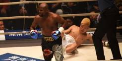 Floyd Mayweather defeated kickboxer Tenshin Nasukawa by TKO in the 1st round!