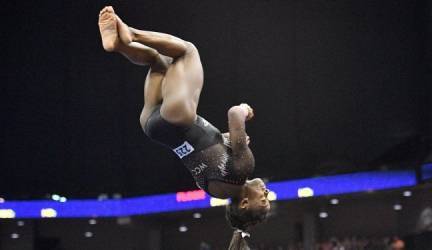 Simone Biles won her 6th all-around gymnastics title with a gravity-defying move most gymnasts can’t pull off, and her celebrity fans are ecstatic
